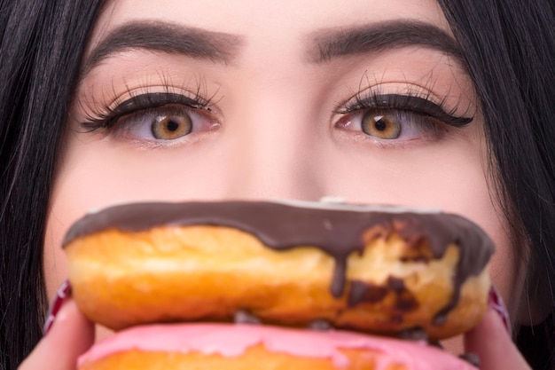 Foto vrouw en donuts