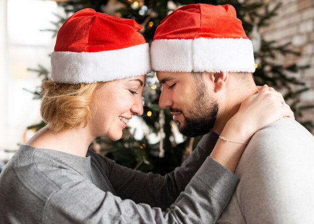 Foto vrouw en echtgenoot die op eerste kerstdag dichtbij zijn