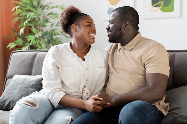 Foto vrouw en echtgenoot hebben wat quality time binnenshuis