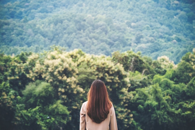 vrouw en groene natuur