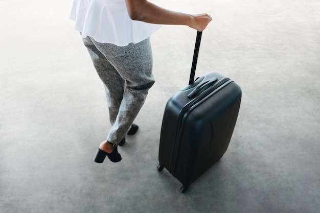 Vrouw en haar bagage maken zich klaar voor een reis