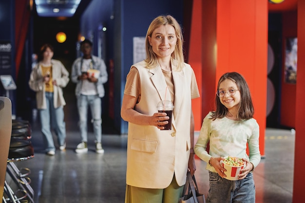 Vrouw en haar kind klaar om film te kijken