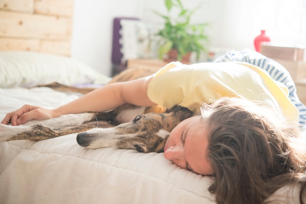 Vrouw en hond in de slaapkamer