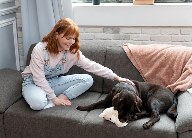 Vrouw en hond op de bank.