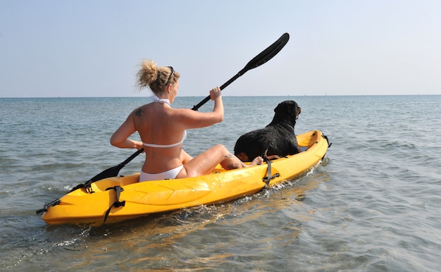 Vrouw en hond op een kajak