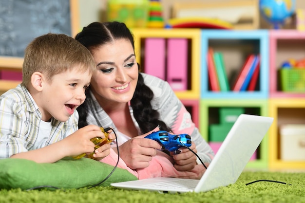 Vrouw en jongen spelen spelletjes