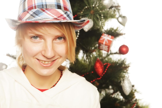 Vrouw en kerstboom