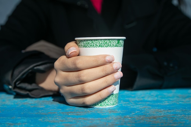 Vrouw en koffie op de blauwe tafel.