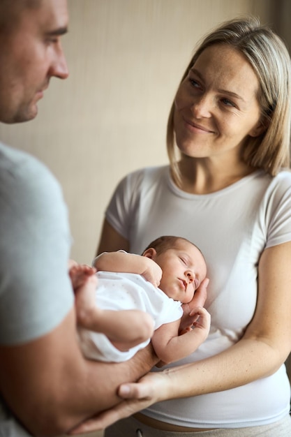 Vrouw en man die pasgeboren houden