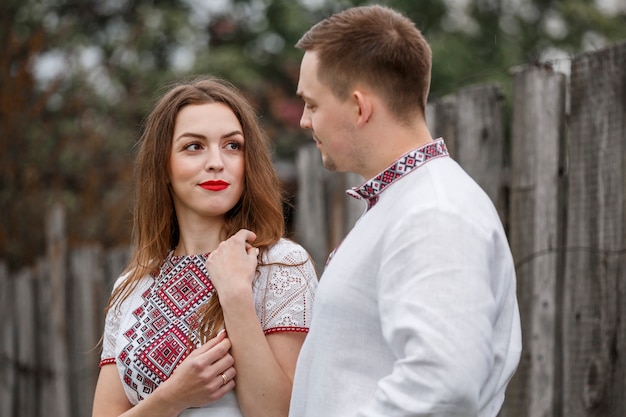 Vrouw en man die traditionele kleren in aard dragen