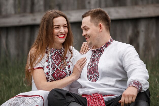 Vrouw en man die traditionele kleren in aard dragen