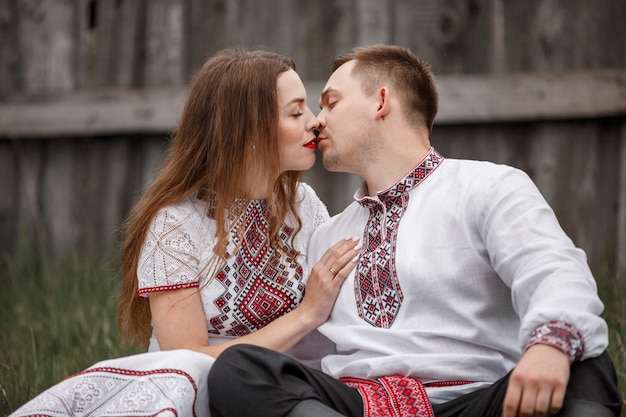 Vrouw en man die traditionele kleren in aard dragen