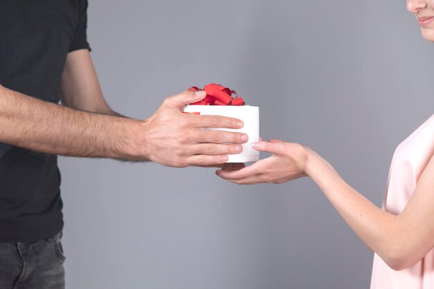 Vrouw en man hand geschenkdoos