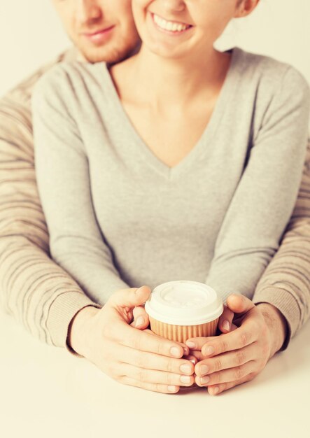 vrouw en man handen met koffiekopje mee te nemen