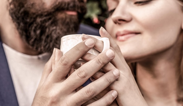 Vrouw en man handen met kopje koffie Mooi paar kopje koffie in handen houden Bebaarde man knuffels meisje