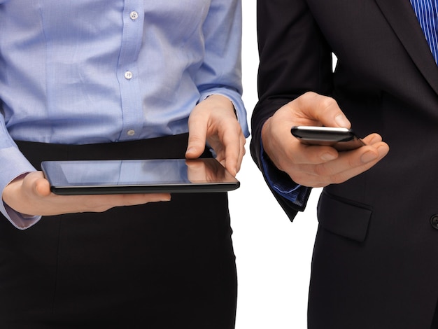 vrouw en man handen met smartphone en tablet pc