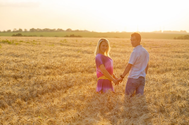 Vrouw en man in het veld