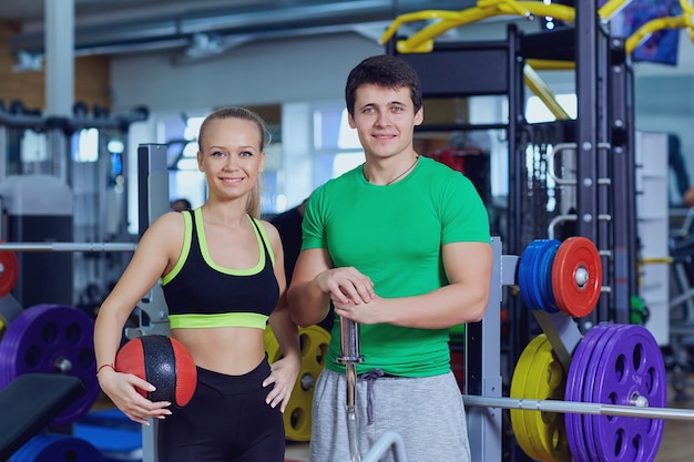 Vrouw en man in sportkleding een sport-sportschool