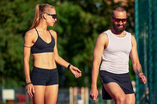 Vrouw en man joggen in het stadion