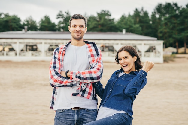 Vrouw en man met een vrolijke blik