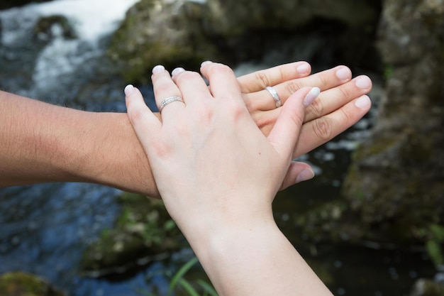 Vrouw en man of jongen en meisje hand in liefde met trouwringen buitenshuis