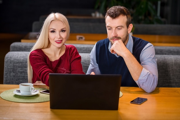 Vrouw en man op zakenlunch