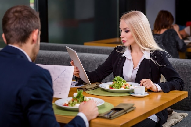 Vrouw en man op zakenlunch