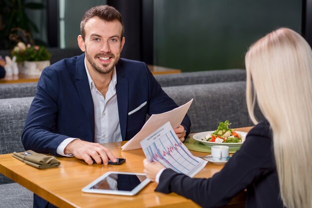 Vrouw en man op zakenlunch