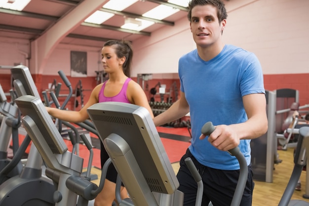 Vrouw en man training op een stap machine