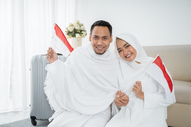 Vrouw en man van de moslim pelgrims met Indonesische vlag