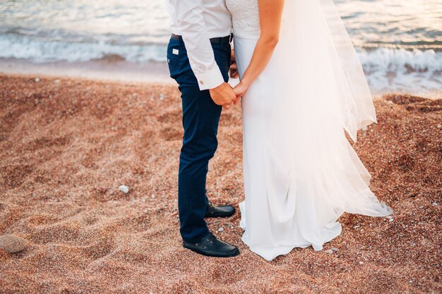 Foto vrouw en man voeten in het zand