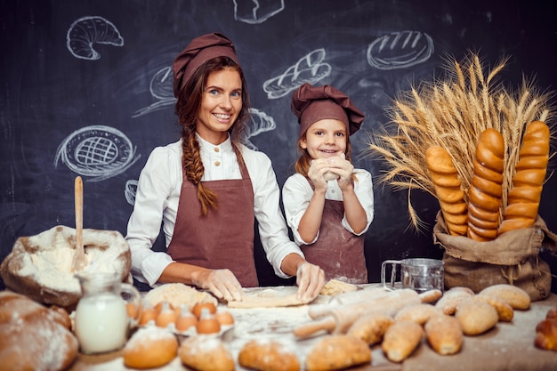 Vrouw en meisje die gebakjes samen maken