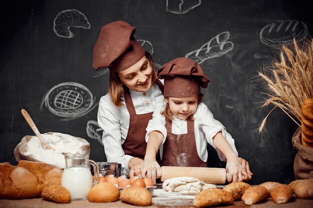 Vrouw en meisje die gebakjes samen maken