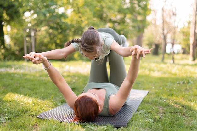 Foto vrouw en meisje trainen samen