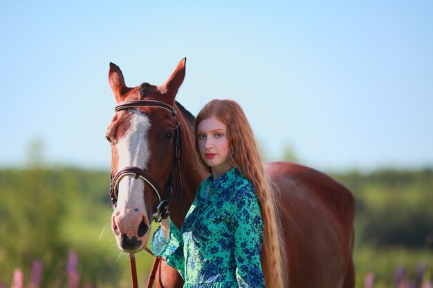 Vrouw en paard samen op paddock