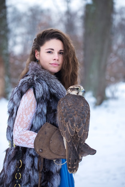 Vrouw en valk in de winter