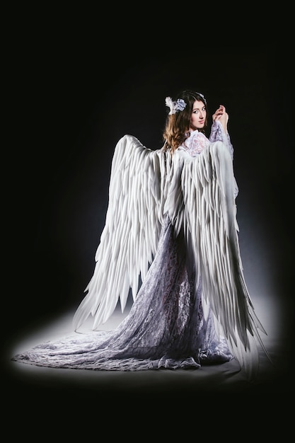 Vrouw engel met witte vleugels kostuum in religieuze zin