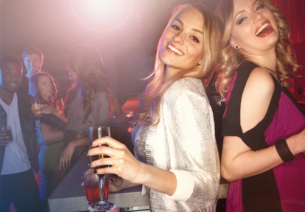 Vrouw feestportret en champagne om verjaardag, nieuw jaar of sociaal evenement in nachtclub samen te vieren Geluksondersteuning en vrienden lachen in nachtclub voor vriendschapsfeest met drankje