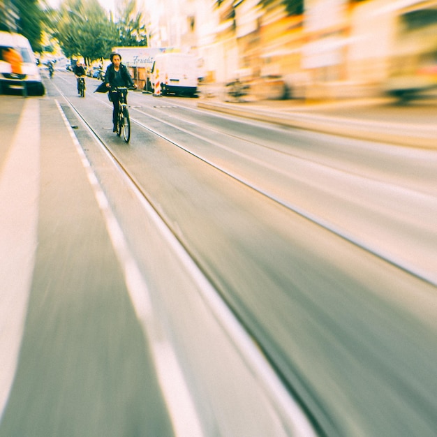 Foto vrouw fietsen in de stad