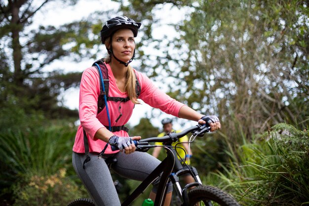 Vrouw fietsen op de weg