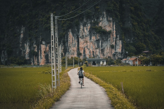 Vrouw fietsen op platteland rijstveld Vietnam