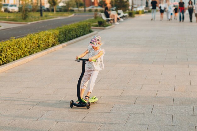 Foto vrouw fietsen op straat