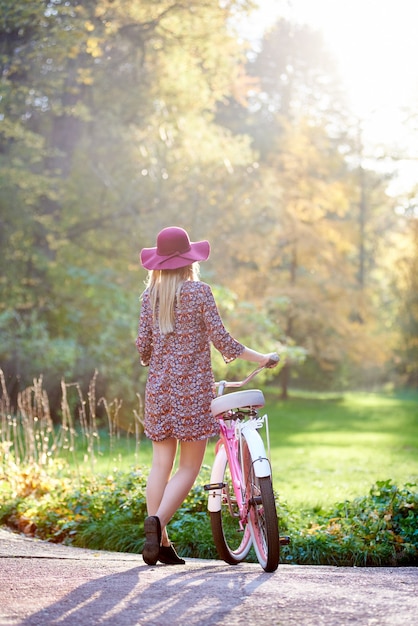 Vrouw fietsen roze dame fiets