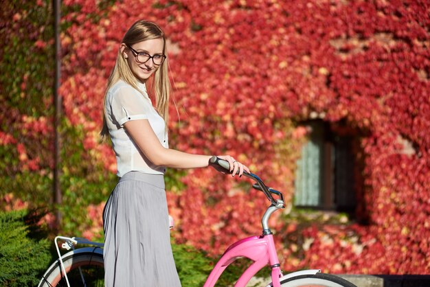 Vrouw fietsen roze dame fiets