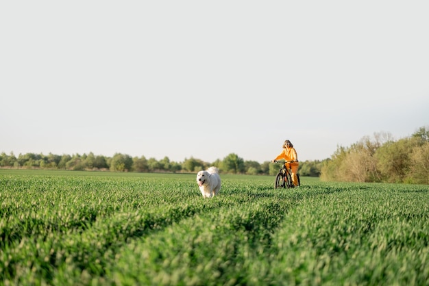 Vrouw fietst op een veld