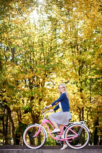 Vrouw fietsten