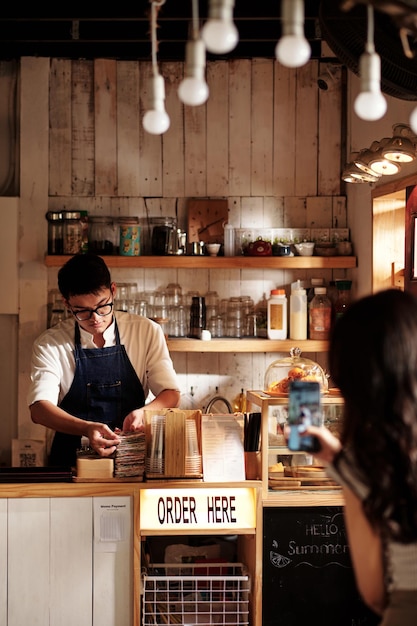 Vrouw filmt stiekem Barista