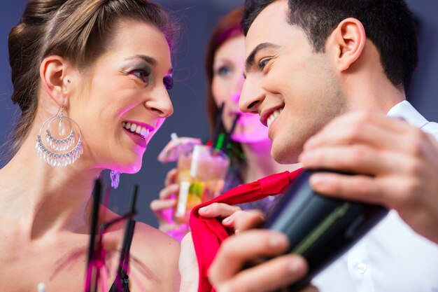 Vrouw flirten met barkeeper in cocktailbar