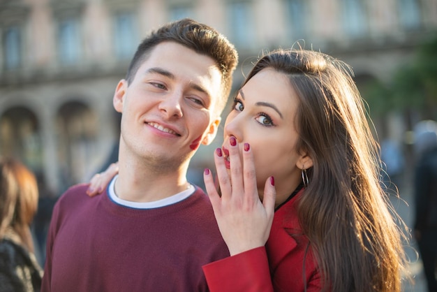 Vrouw fluisteren naar haar vriend