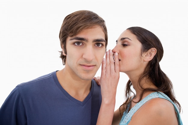 Vrouw fluistert iets tegen haar vriendje